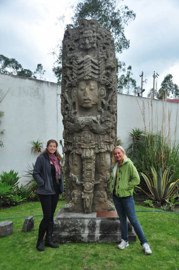 Com a Maria, visitando a Capilla del Hombre, em Quito, no Equador